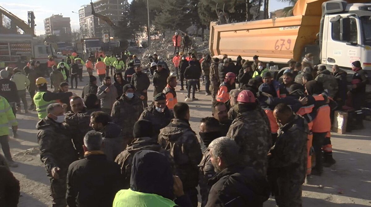 Kıbrıs’tan Adıyaman’a uzanan acı bir yolculuk, şampiyonluk için geldikleri Adıyaman’da, konakladıkları otelin yıkılması sonucu hayatlarını kaybettiler.<br><br>Yaşları 12 ile 15 arasında değişen genç sporcular, artık ‘Melekler Takımı’ olarak anılıyor.<br><br>Otelde konaklayan 35 kişilik Kuzey Kıbrıslı ortaokul voleybol takımı kafilesinden kurtulan olmadı.