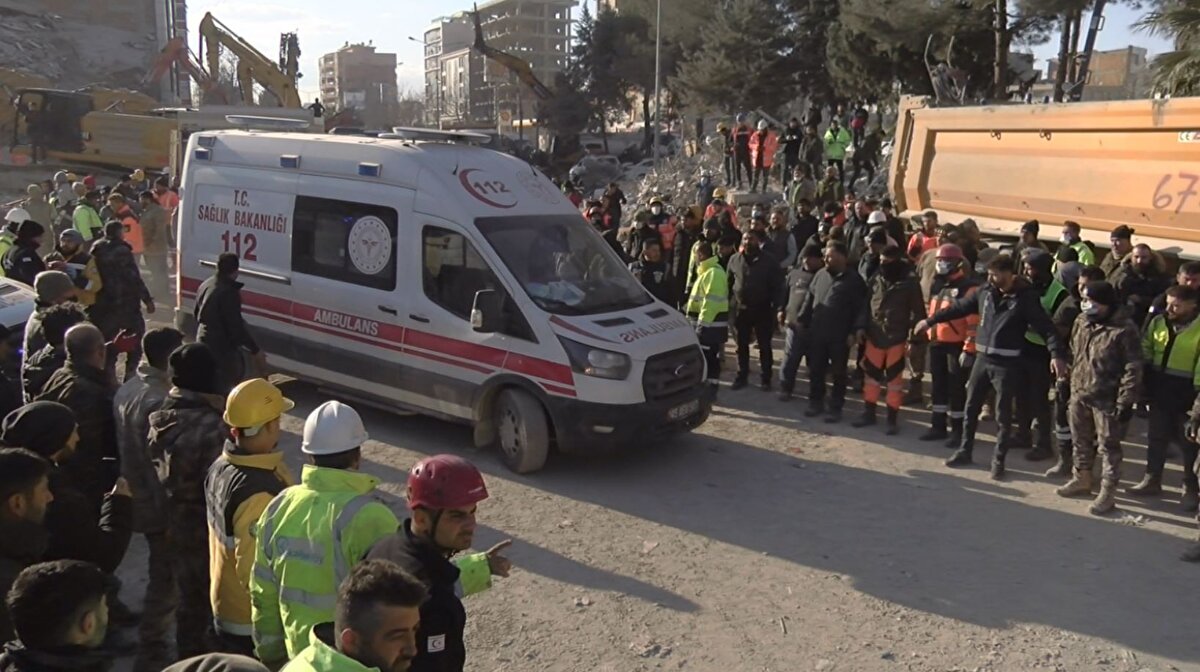 Yetersiz donatı, çiroz kullanılmaması etriye aralıklarının da yaklaşık 25 santimetreye kadar çıkmasına raporda dikkat çekildi.<br><br>Kolonların bir kısmında nervürlü donatı kullanılırken, bir kısmının nervürsüz olduğu görüldü. Bundan dolayı betonun donatıdan kolaylıkla sıyrıldığı anlaşıldı.<br><br>Bu gözlemler, binaya 1999 yıllarından sonra bazı eklentilerin yapıldığı düşüncesini güçlendirdi.