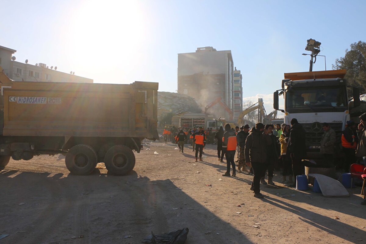 Kıbrıs’tan gelen mühendis ve mimarlardan oluşan heyet yıkılan binadan ayrıca karot örnekleri topladı. Kıbrıs raporunun sonucu da Türk tarafının incelemelerini doğrular nitelikte çıktı.<br><br>