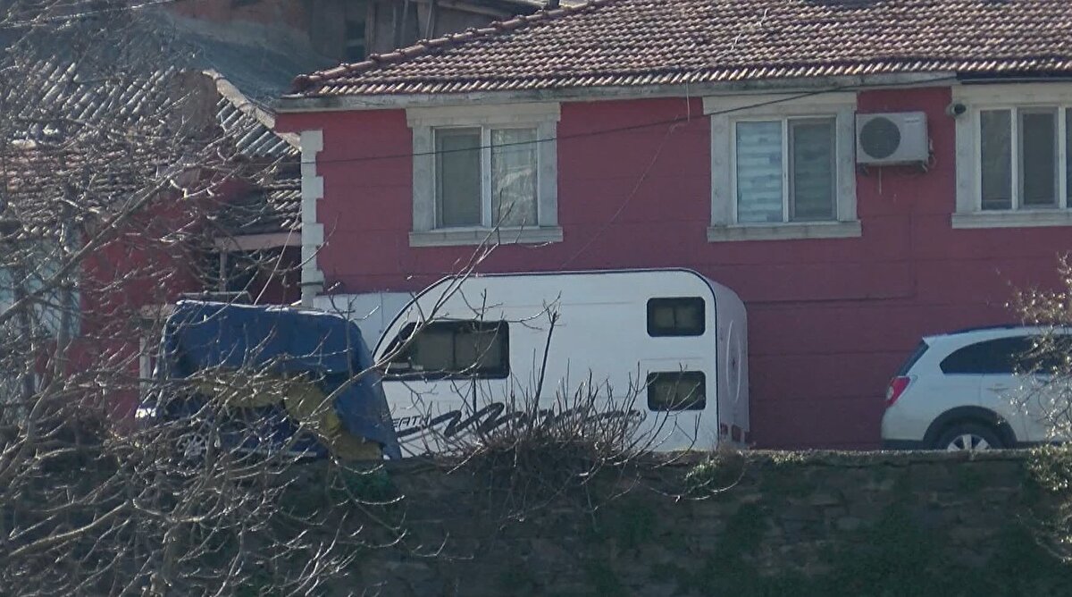 Karavan satıcısı Gökhan Düzolan "İstanbul'da gündemin deprem olması nedeniyle o süreci yaşamak istemeyen insanlar geliyor. Evin her halkı karavan istiyor. Yüzde 70 bir talep artışı var" dedi.<br>Deprem felaketi sonrası büyükşehirlerde güvensiz evlerde yaşayanlar alternatif yaşam şekillerini araştırmaya başladı. İstanbul'da depreme hazırlıksız yakalanma korkusu ile bina, site gibi yerlerde yaşamak istemeyenler karavanlara yöneldi. Satışlarında dikkat çeken bir talep artışı olan karavanlar, sokak aralarında da görülmeye başlandı. Özellikle karavan üreticileri siparişlere yetişemez hale geldi.