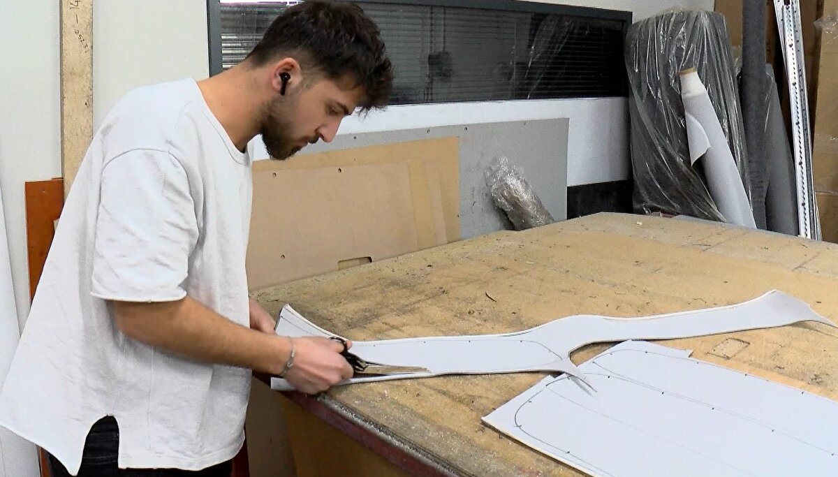 'TALEPLERE YETİŞEMİYORUZ'<br>Taleplere yetişemediklerini belirten Karavan üreticisi Menderes Akar, "İstanbul depreminden korkarak yaşayanlar var. Taleplere yetişemiyoruz. Yüzde 50'den fazla bir talep artışı oldu. Araçlar getirdikleri zaman daha kısa zamanda teslim etmeye çalışıyoruz. Bir ailemiz aracını deprem bölgesinden getirdi burada yaptırıp Mardin'e gitti. Bizden kiralık araç talebinde bulunuyorlar" diye konuştu.