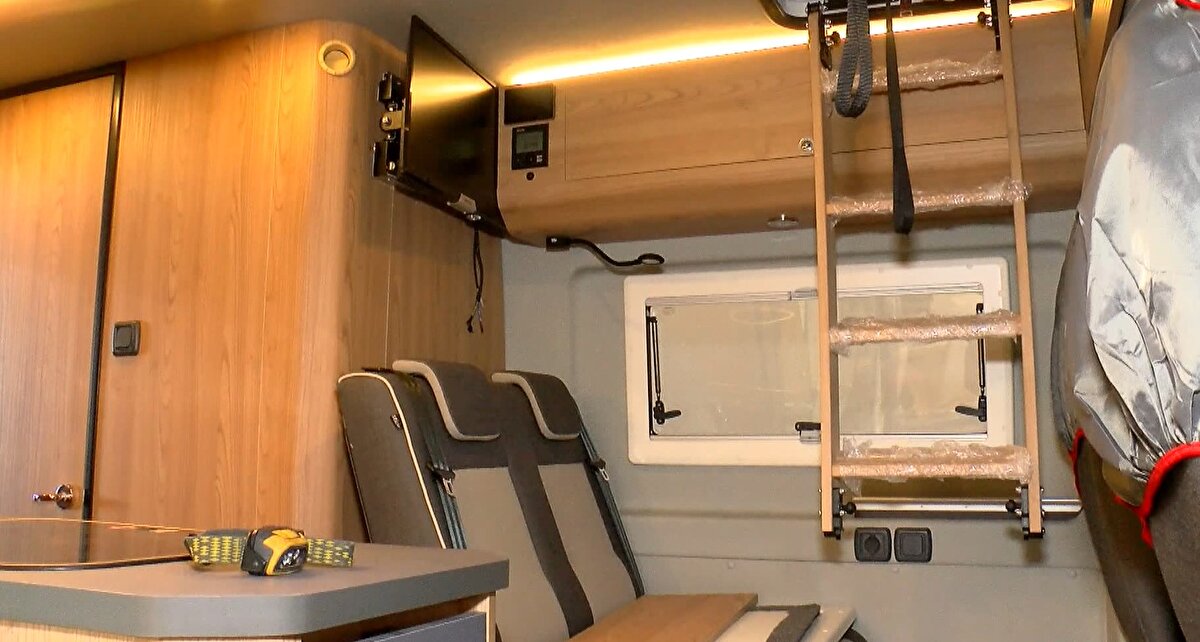 'YÜZDE 70 TALEP ARTIŞI VAR'<br>İstanbul'da aylık 2 karavan sattıklarını belirten Karavan satıcısı Gökhan Düzolan, depremden sonra ise sayının 10'a çıktığını dile getirerek, "Evleri ağır hasarlı olanlar bize geldi. Gaziantep, Hatay'dan gelip karavan alanlar oldu ama şu an İstanbul'da gündemin deprem olması nedeniyle o süreci yaşamak istemeyen insanlar geliyor. Eskiden evin içerisinde ikna olmayan insanlar oluyordu, eşi ikna olmuyor kendisi böyle bir yaşam istiyordu ama şimdi depremden dolayı evin her halkı karavan istiyor. Öyle bir gece yaşarsak ne olur? Nereye gideriz? Tam zamanlı mı karavanda yaşamalıyız? Gibi sorular soruyorlar. Sonrasında gelip görmek istiyorlar. Yüzde 70 bir talep artışı var. Bir yandan sektör büyürken deprem gibi etkenler sektöre yansıyor. Ciddi bir artışımız var, aylık 2 karavan verirken şu an sayı 10'a çıktı" dedi.