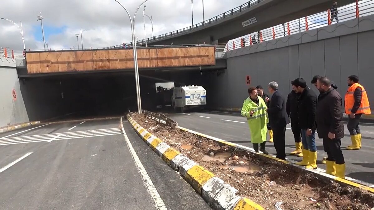 Abide Köprülü Kavşağı ile bazı binaların bodrum katlarında 16 kişi, hayatını kaybetti. Felakette ekiplerin yaptığı çalışma ile çok sayıda kişi de kurtarıldı.