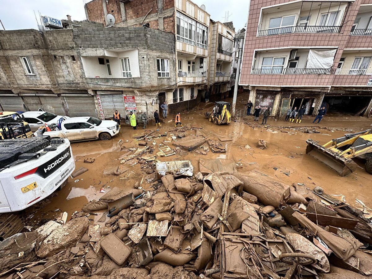 Diğer yandan 2 bini asker yaklaşık 10 bin personel, çamura bulanan kentte hummalı çalışmalarını sürdürüyor. 
