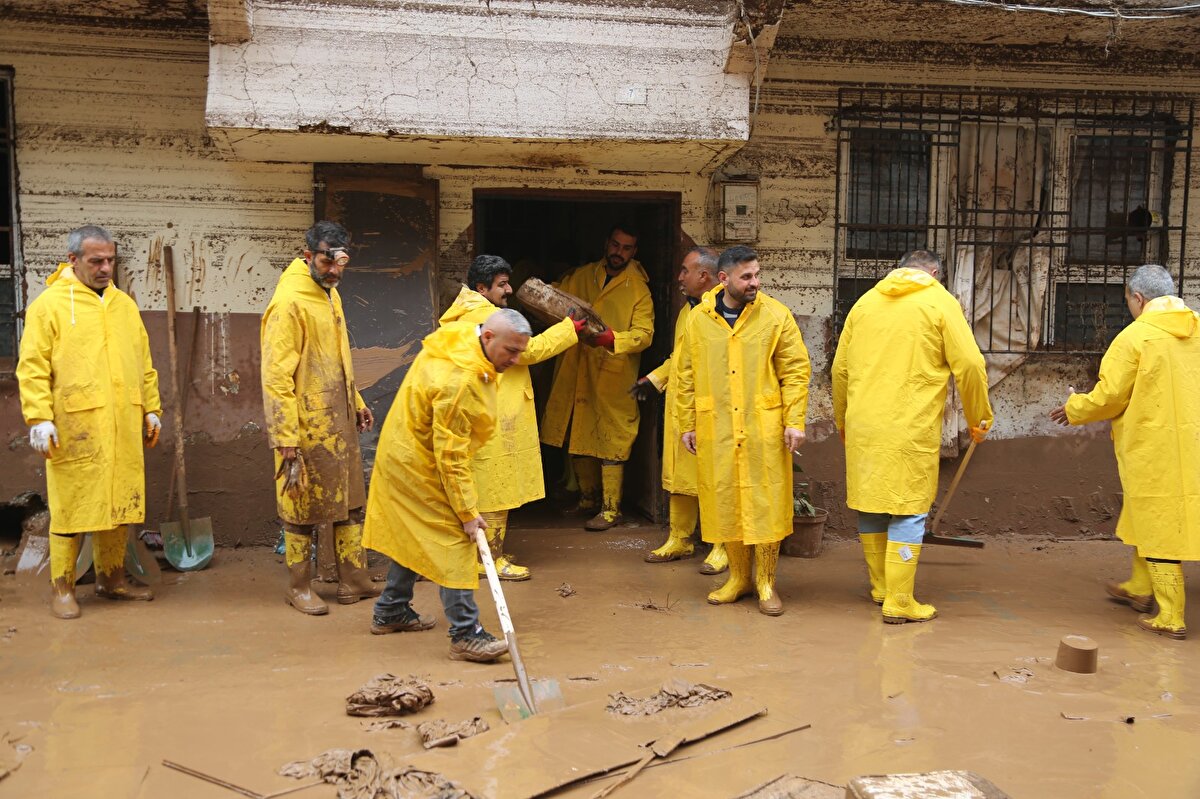 ABİDE KAVŞAĞI'NDA TOMALI TEMİZLİK<br><br>​Sel felaketinin ardından 5 kişinin hayatını kaybettiği Abide Köprülü Kavşağı alt geçidinde temizlik çalışmaları da tamamlandı.