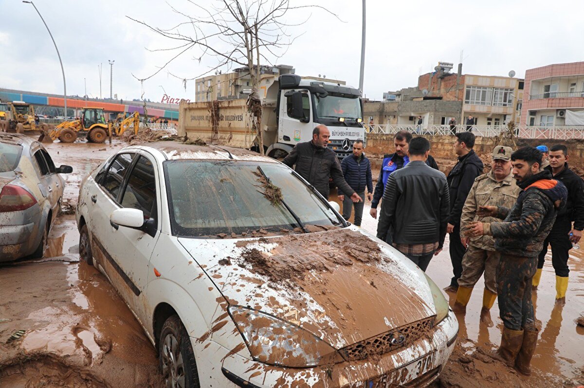 Çamur tabakasının oluştuğu alt geçit, polis ve jandarmaya ait TOMA'larla temizlendi. Bölgede yürütülen çalışmaları takip eden Şanlıurfa Büyükşehir Belediye Başkanı Zeynel Abidin Beyazgül, alt geçidin peyzaj çalışmalarının ardından trafiğe açılacağını ifade etti. 