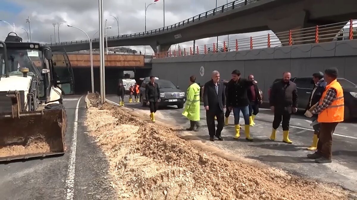 KAYIP TIR ŞOFÖRÜ ARANIYOR<br><br>Hilvan-Bozova yolunda aracıyla sele kapılan TIR şoförü Emin Ergün'ün bulunması için ise ekiplerin çalışmaları sürüyor. Ergün'ün son görüldüğü Yalıntaş Mahallesi yakınlarında 90 personel arama çalışması yürütüyor. 