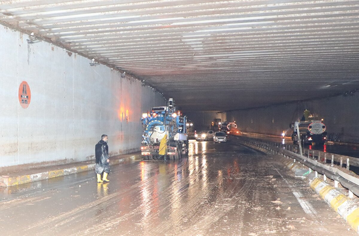 Kentte 14-15 Mart'ta etkili olan sağanağın ardından Karakoyun, Cavsak, Karaköprü ve Sırrın dereleri taşıp, sele yol açtı. 