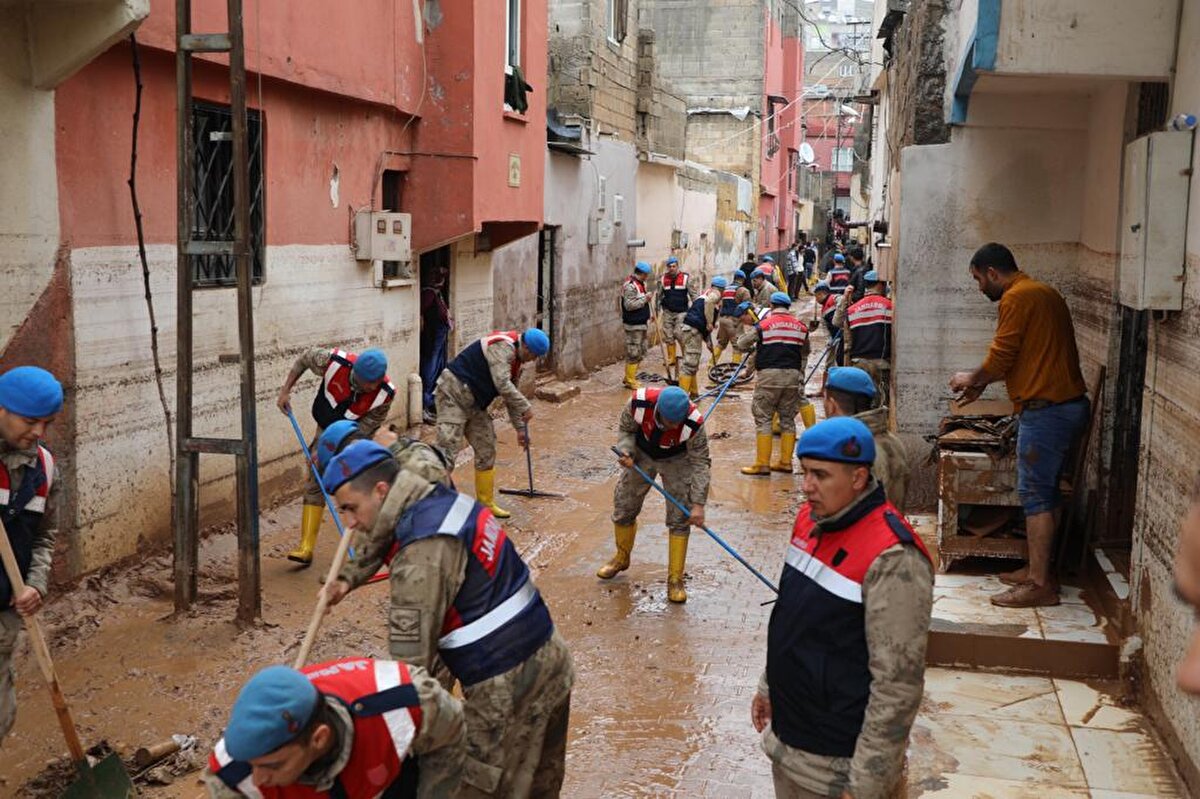 Ekiplerin çalışmalarına havadan 2 helikopter destek oluyor. Bölgede yürütülen arama çalışmalarını İçişleri Bakanı Süleyman Soylu, Vali Salih Ayhan ile helikopterle takip etti.