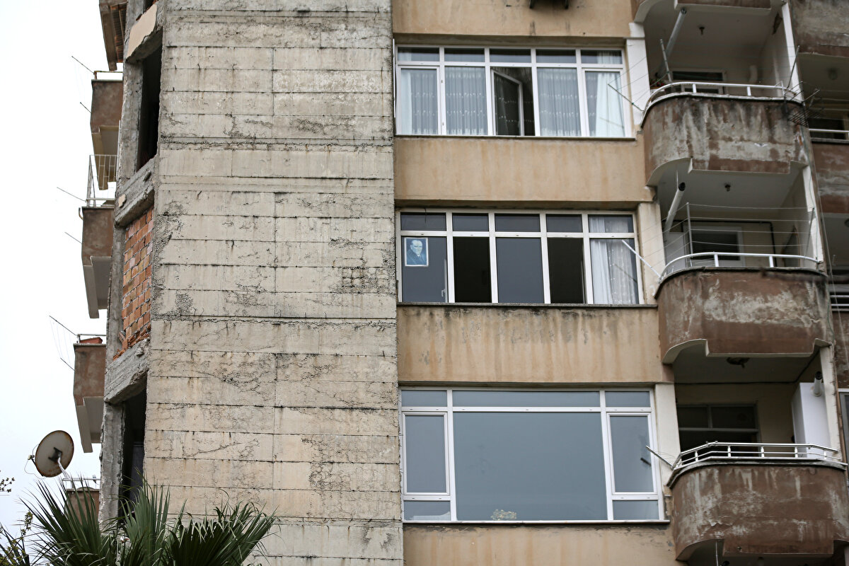 Vatandaşlardan Zekeriya Koçak da geçmişte bloklarda yapılan güçlendirme çalışmalarına şahitlik ettiğini, bu çalışmaların hayat kurtardığını ifade etti.<br>