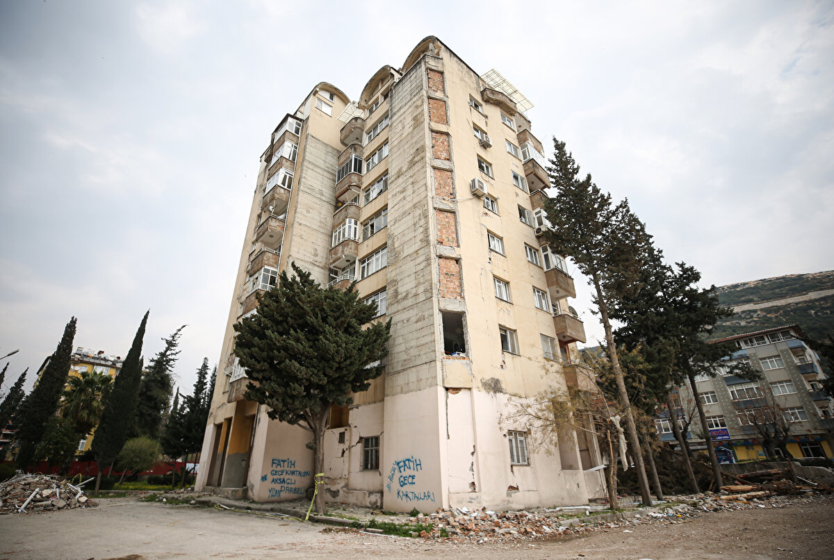 Belediye Kooperatif Evleri Sitesi'ndeki iki blokta geçmiş yıllarda güçlendirme çalışması yapıldığını anlatan Keskin, "Buradaki binalar 2009'da sarsıntı nedeniyle hasar aldı. Sitede üç binamız bulunuyor. İkisine güçlendirme ve destekleme yapıldı ama diğer 13 katlı binamızda hiçbir çalışma yapılmadı. Binamız ilk depremde maalesef yerle bir oldu." diye konuştu.