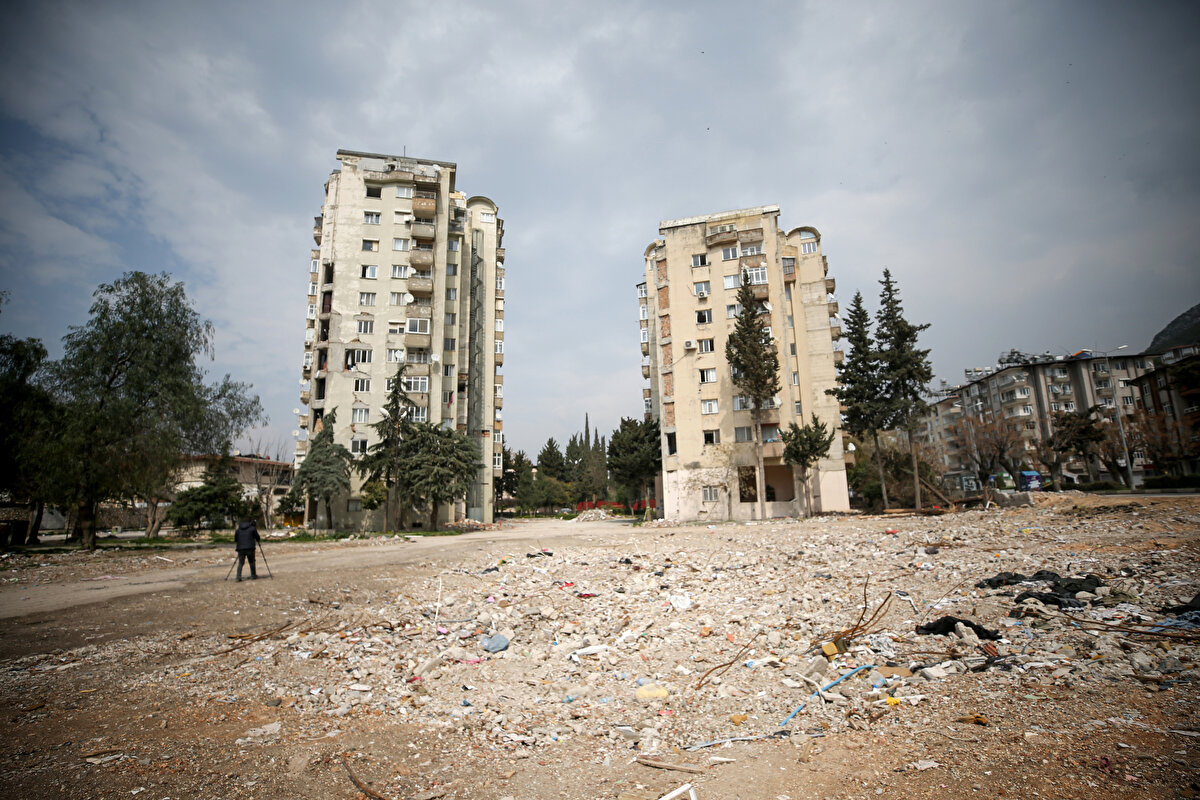 Keskin, bloğun depremin ilk dakikalarında tamamen yıkıldığını belirterek, şöyle konuştu:<br><br>"Çok büyük yıkımdı. Diğer binalarımız hasar gördü ama birçok insanımızın canı kurtuldu. Eğer o bina da güçlendirilmiş olsaydı, diğerleri gibi ayakta duracaktı. Güçlendirmenin farkını gördük. Zarar görmüş ama ne de olsa ayakta kalmış ve birçok vatandaşımızın canı kurtulmuş. Demek ki tedbir alınırsa deprem bir şey yapmıyor. Önemli olan tedbir almak. Deprem değil, beton öldürüyor. Güçlendirmenin en büyük örneğini burada görüyoruz."