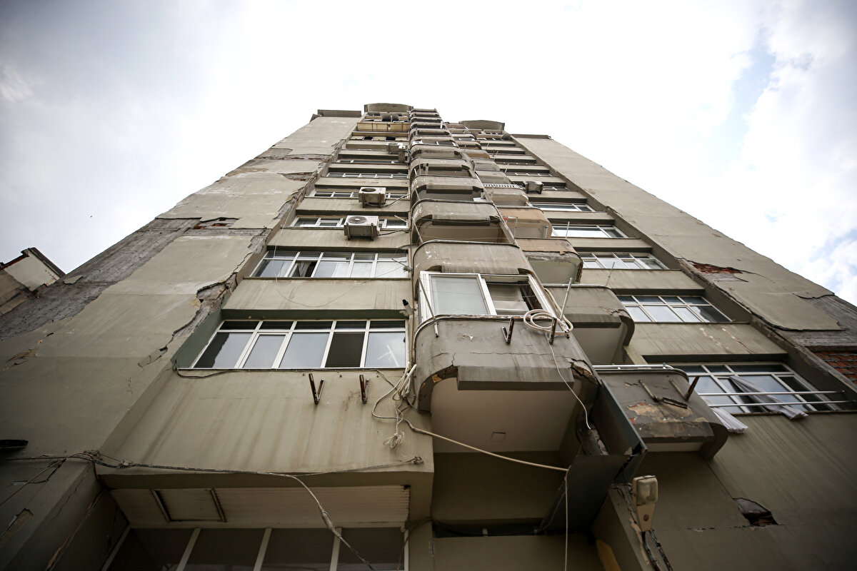 Defne ilçesi Sümerler Mahallesi'nde bulunan 3 bloklu Belediye Kooperatif Evleri Sitesi'ndeki 13 katlı A-3 blok, 6 Şubat'taki Kahramanmaraş'ın Pazarcık ilçesi merkezli depremde yıkıldı.