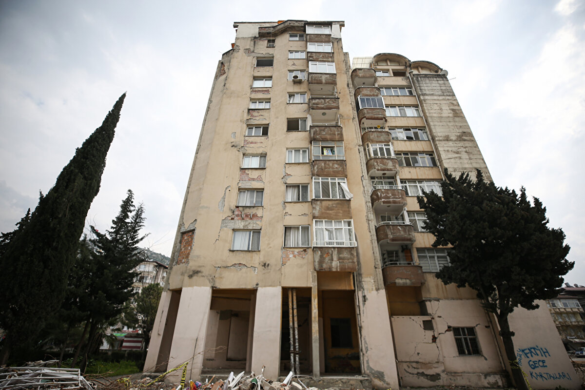 Moloz yığınına dönüşen binanın enkazında çok sayıda kişi yaşamını yitirirken, 8 katlı A-2 ve 13 katlı A-1 blokları ise ayakta kaldı.