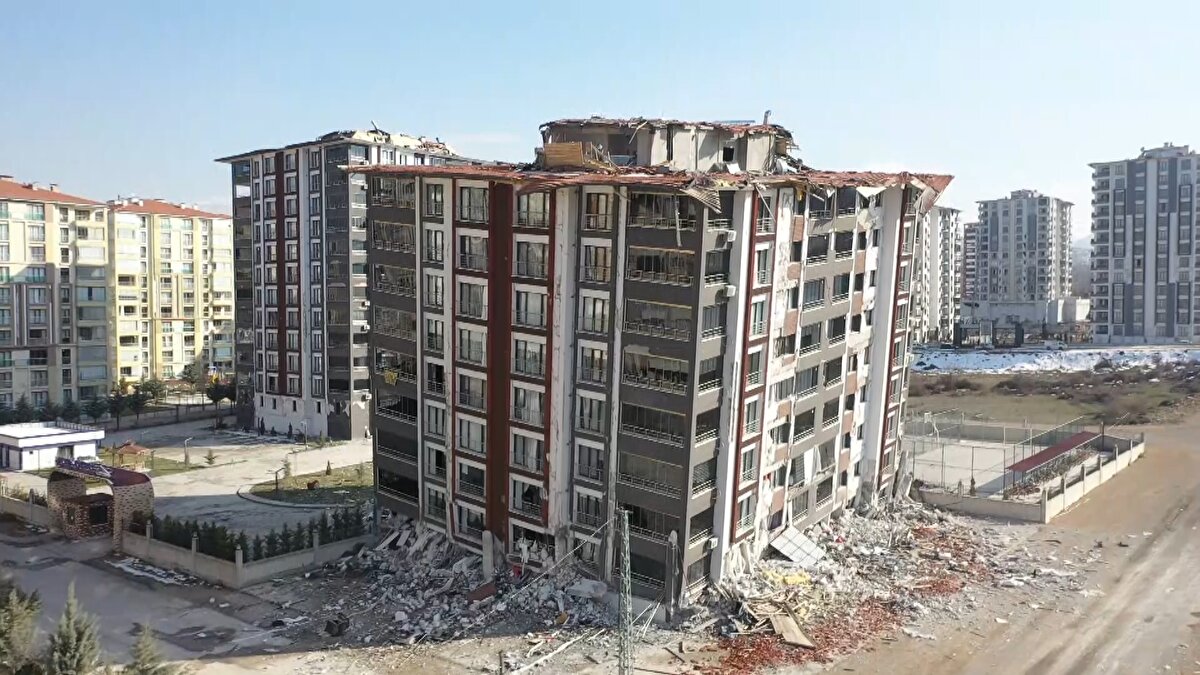 Her bir dairesi 2 milyon TL'ye satılan ve satış ilanında 'Bina son deprem yönetmeliğine uygun olup, tüm malzemeler 1. sınıf kaliteli ve işçilik ile tamamlanmıştır' ifadesi yer alan binanın çökme anı ise cep telefonu kamerasına yansıdı.