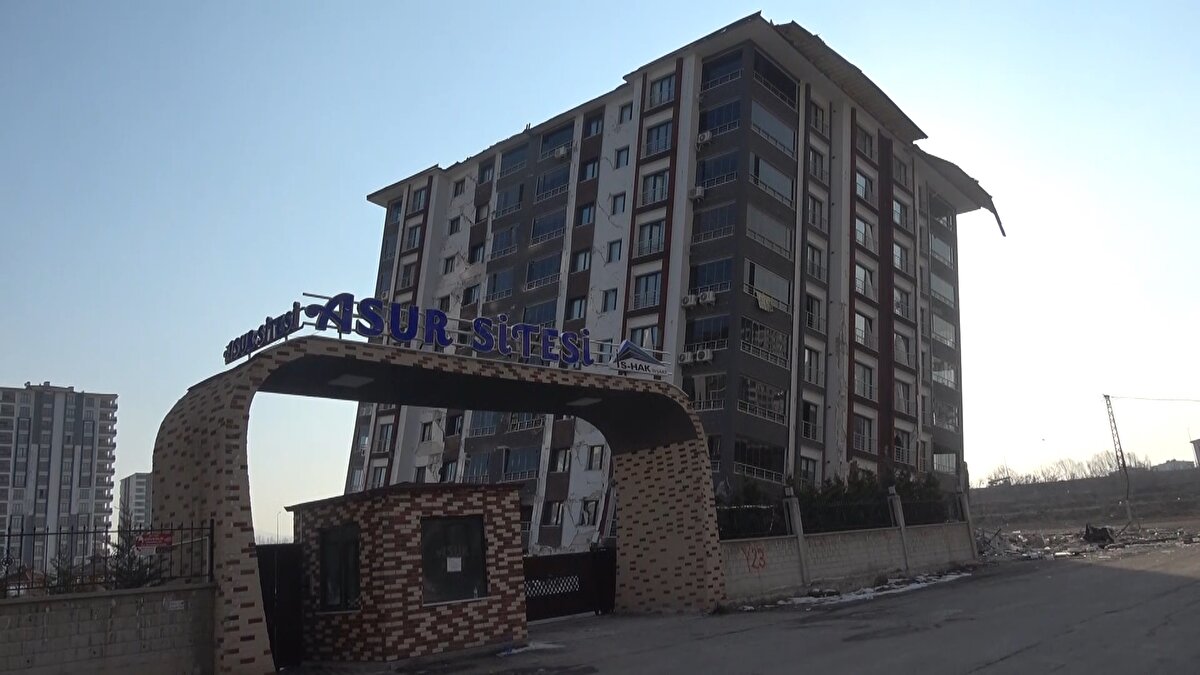 Çökmenin ardından bina için yıkım kararı verildi. Ekipler, bugün binada kontrollü yıkım gerçekleştirdi.