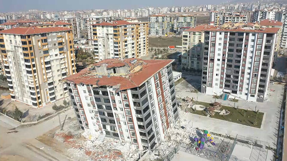 Kahramanmaraş merkezli depremlerin vurduğu Malatya'da, Yeşilyurt ilçesi Bostanbaşı Mahallesi Asur Sitesi'ndeki 12 katlı binanın ilk 3 katı, ikinci depremde çöktü.