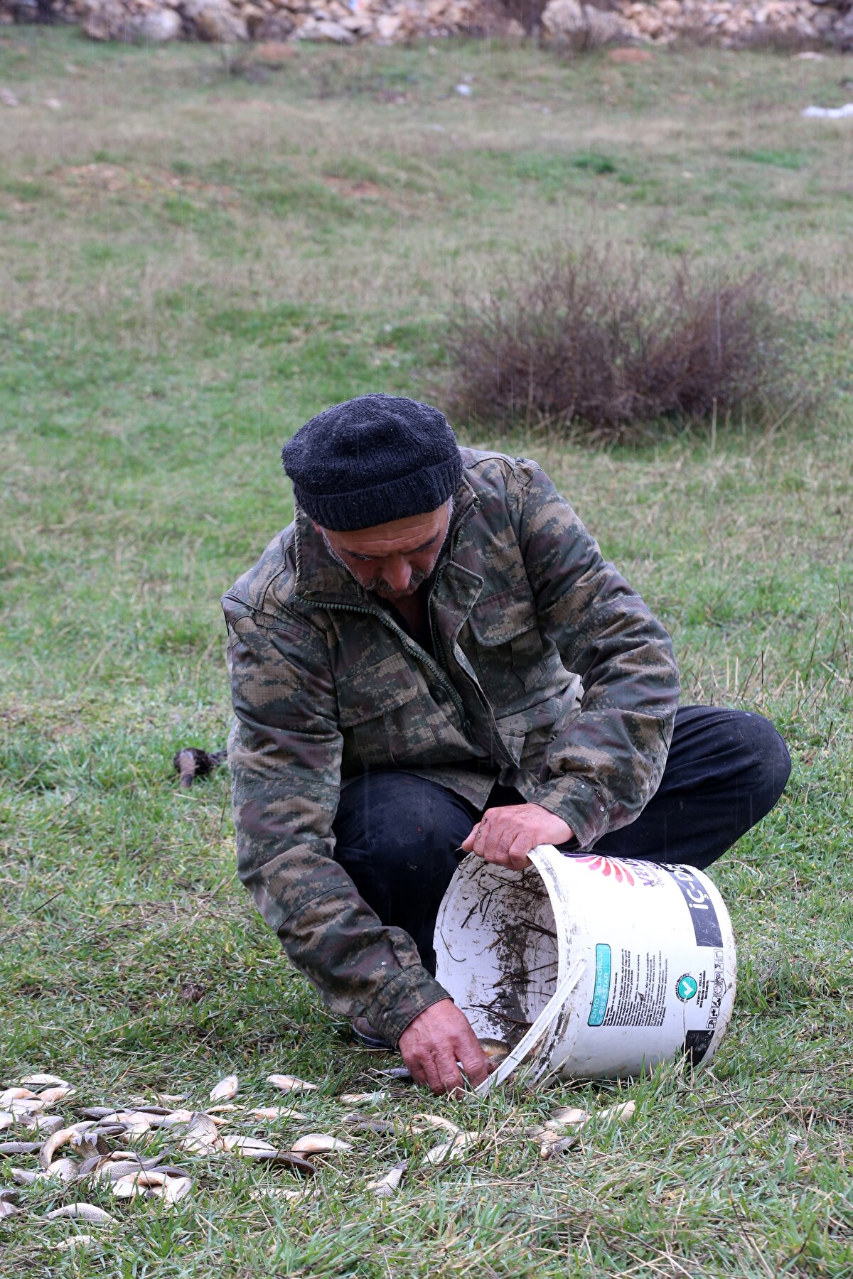 Depremlerden ve son dönemdeki yağışlardan olumsuz etkilendiklerini ifade eden İmer, şöyle konuştu: "Belediyenin yapmış olduğu gölet burası. Dün geceden beri sağanak yağışla beraber göl doldu ve taşkın oldu. Balıklar da o taşkının hızıyla beraber aşağı bahçelere kadar sürüklendi. İlk amcam fark etmiş, biz de sonradan görünce yardım ettik. Bayağı da telef olmuştu. Kurtarabildiklerimizi getirdik göle attık. Çevremizdeki canlıları korumak esas bizim için. Onun için yapıyoruz bunları. Başka canlılara faydamızın olması bizim için hem moral hem motivasyon oluyor. Elimizden geldiğince balıkları kurtarmaya çalışıyoruz. Depremden hem biz etkilendik insanlar olarak hem de diğer canlılar etkilendi. Canlıları da balıkları da kurtarmaya çalışıyoruz. Faydamız oluyorsa ne güzel bize ne mutlu."<br>