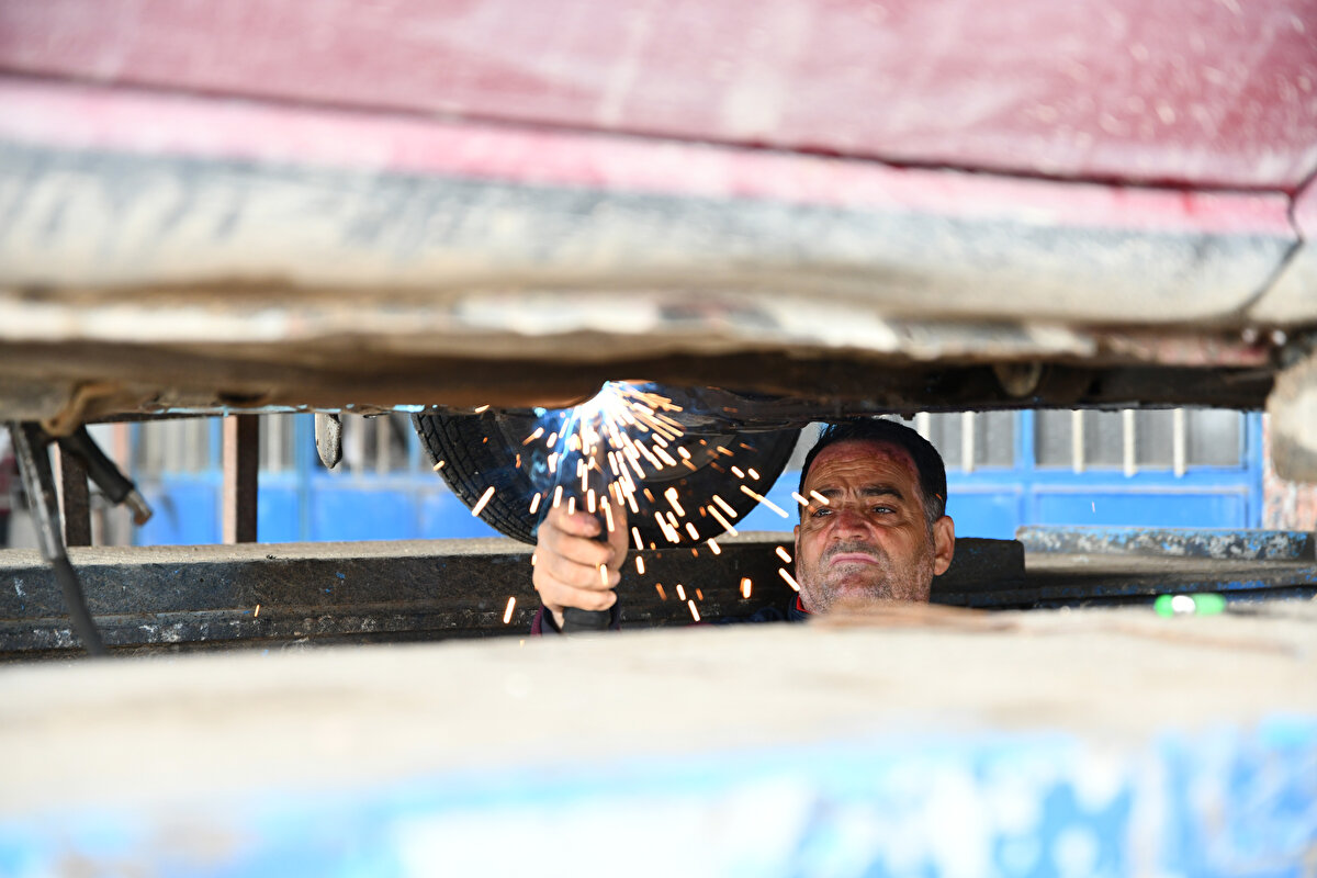 Döşemeci Mustafa Safer ise depremlerde kardeşini, annesini ve bazı akrabalarını kaybettiğini belirterek, hayatın devam ettiğini ve çalışmak zorunda olduklarını kaydetti.<br>