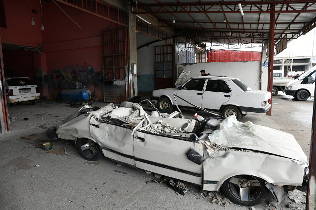 İlçe merkezinde 2 katlı apartmanda oğullarıyla kaldıklarını, kendisinin eşi ve kızıyla en üst katta yaşadığını belirten Demir, depremde yaşadıkları binanın yıkıldığını ifade ederek, "Allah kimsenin başına vermesin, memleketimizde çok büyük bir afet oldu. Devletimiz, milletimiz, halkımız, herkes yanımızdaydı. Kimse, yanımızda yoktu demesin." dedi.