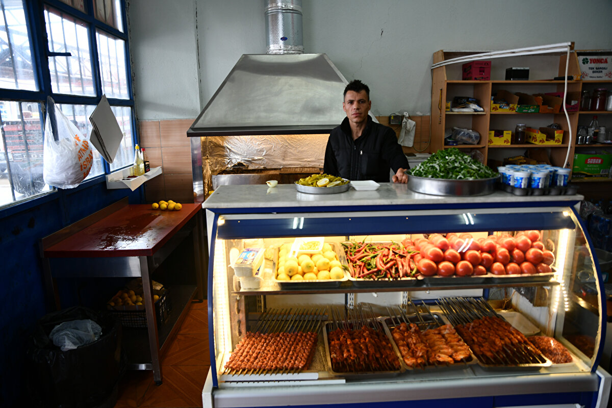 Esnaf lokantası sahibi Kadir Kaynak ise "Depremden önce iş yerlerinin hepsi açıktı, sanayi gayet güzel çalışıyordu. Herkes işindeydi ama depremden sonra ağır hasar alan binalar oldu, esnaf etkilendi. Şu anda sanayinin üçte bir kadarı açık. Birlik beraberlik içerisinde yaralarımızı sarmak istiyoruz. Hayat devam ediyor, çalışmak zorundayız." diye konuştu.<br>