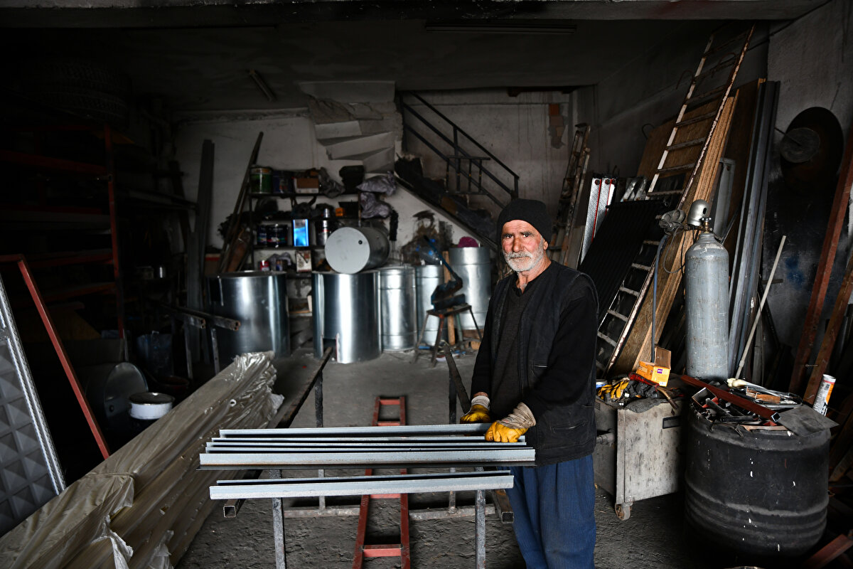 Demir doğrama atölyesinde çalışan Ahmet Cirnioğlu da sanayi sitesinde eski yoğunluğun olmadığını ifade ederek, "Mecbur çalışmaya devam ediyoruz. Ekmek davası, hayat devam ediyor, ölenle ölünmüyor." dedi.<br>