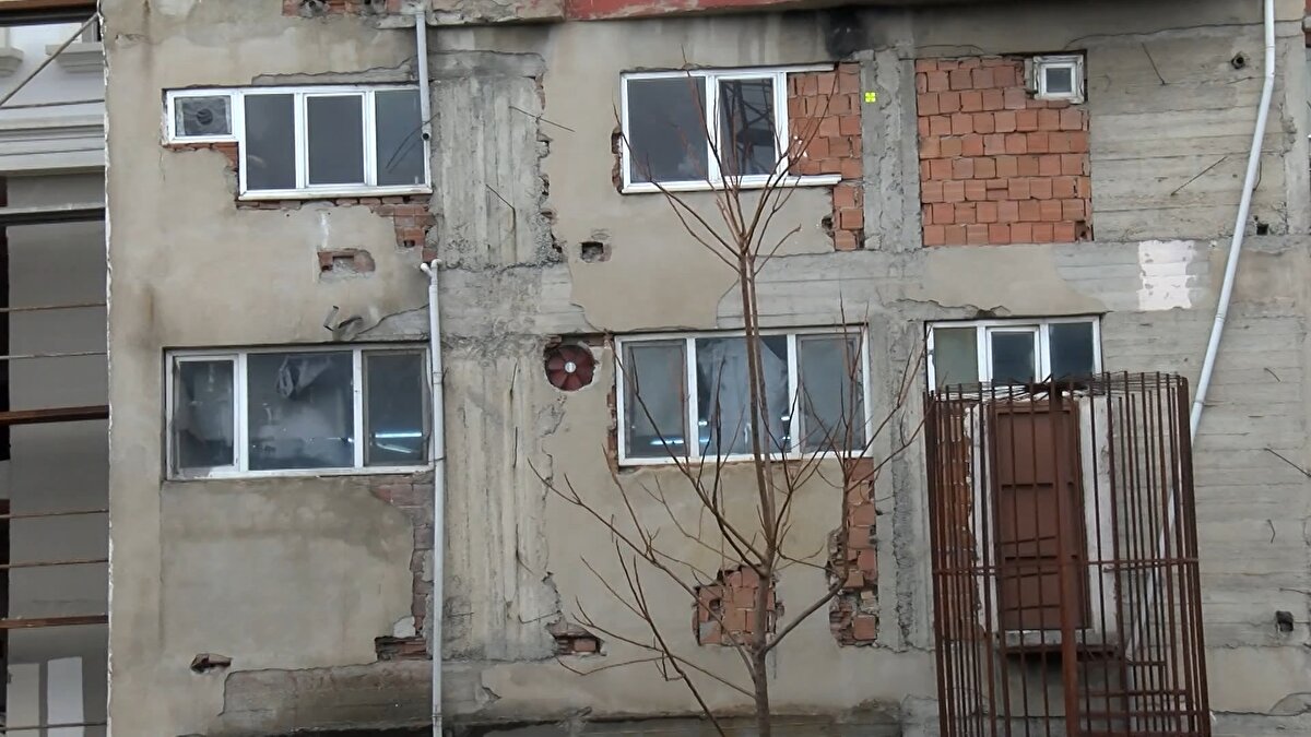 Bağcılar Belediyesi'nden yapılan açıklamada. "Kentsel dönüşüm kapsamında Bağcılar'da yarın 4 noktada yıkım işlemi yapılacak. Yıkılacak yerlerin arasında görüntüsüyle sosyal medyada çok konuşulan bina da bulunuyor. Gerekli tedbirlerin alındığı binalar, Bağcılar Belediyesi tarafından kontrollü şekilde yıkılacak. Bina hakkında 'riskli yapı' raporu çıkmış olup bina şu anda 'boş ve korunaklı' durumda bulunuyor" denildi.