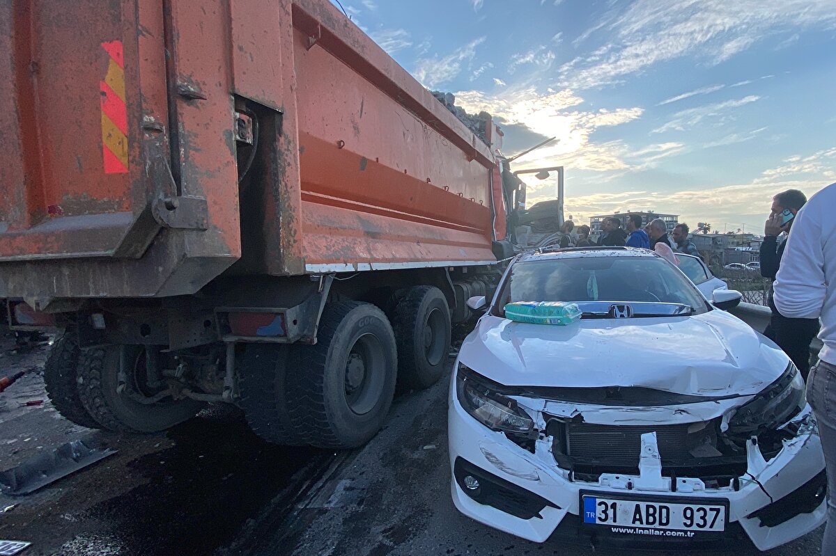 Kaza sonrası sıkıştığı kamyondan çıkarılan Y.D. ile diğer araçtaki 6 kişi, 112 Acil Sağlık ekiplerince hastanelere kaldırıldı.<br>