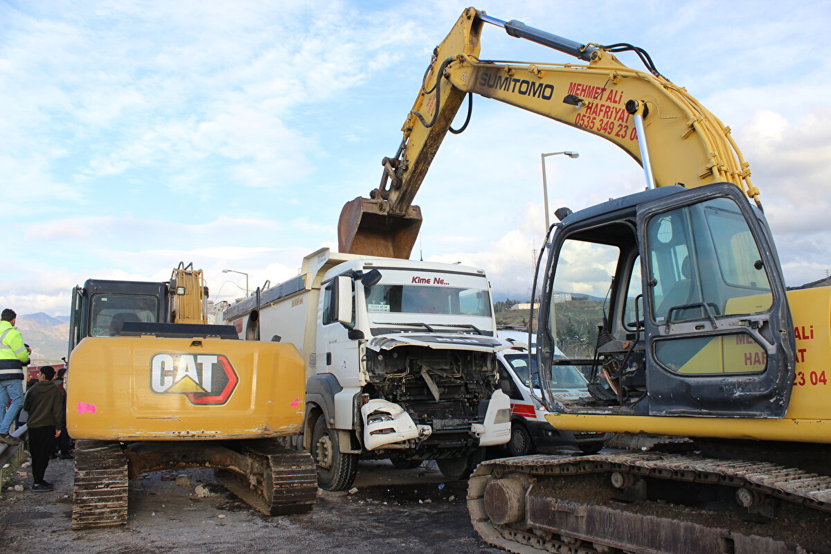 Kahramanmaraş merkezli depremlerin ardından yıkılan binaların enkazlarının kaldırılması çalışmalarında kullanılan Y.D. (49) yönetimindeki 06 DFY 762 plakalı kamyon, İskenderun-Arsuz kara yolu Nardüzü Mahallesi'nde seyir halindeyken trafik ışıklarında bekleyen bir kamyona ve iki otomobile çarptı.<br><br>