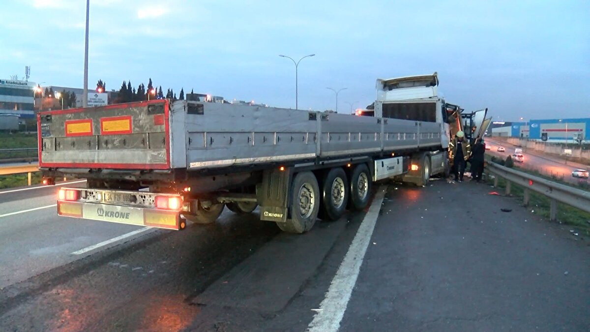 Kazada İETT şoförü Hasan Doğan olay yerinde hayatını kaybederken 3 kişi de yaralandı. İhbar üzerine olay yerine polis, sağlık ve itfaiye ekipleri sevk edildi.