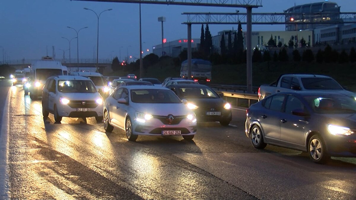 TEM Otoyolu'nda uzun araç kuyrukları oluşurken olay araçların yoldan kaldırılması için vinç çağrıldı. Ekiplerin kazaya müdahalesi sürüyor.
