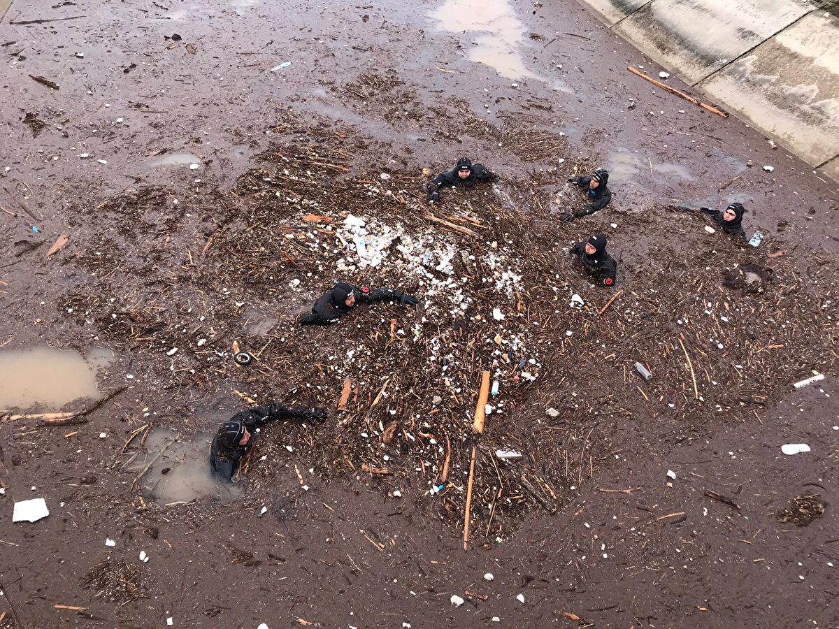 Ekiplerin günlerdir aranan Tekdal'ın ardından 1,5 yaşındaki kızı Zeynep Zümra'ya ulaşılması için Ömerova Deresi'nde çalışmaları sürüyor.<br><br>