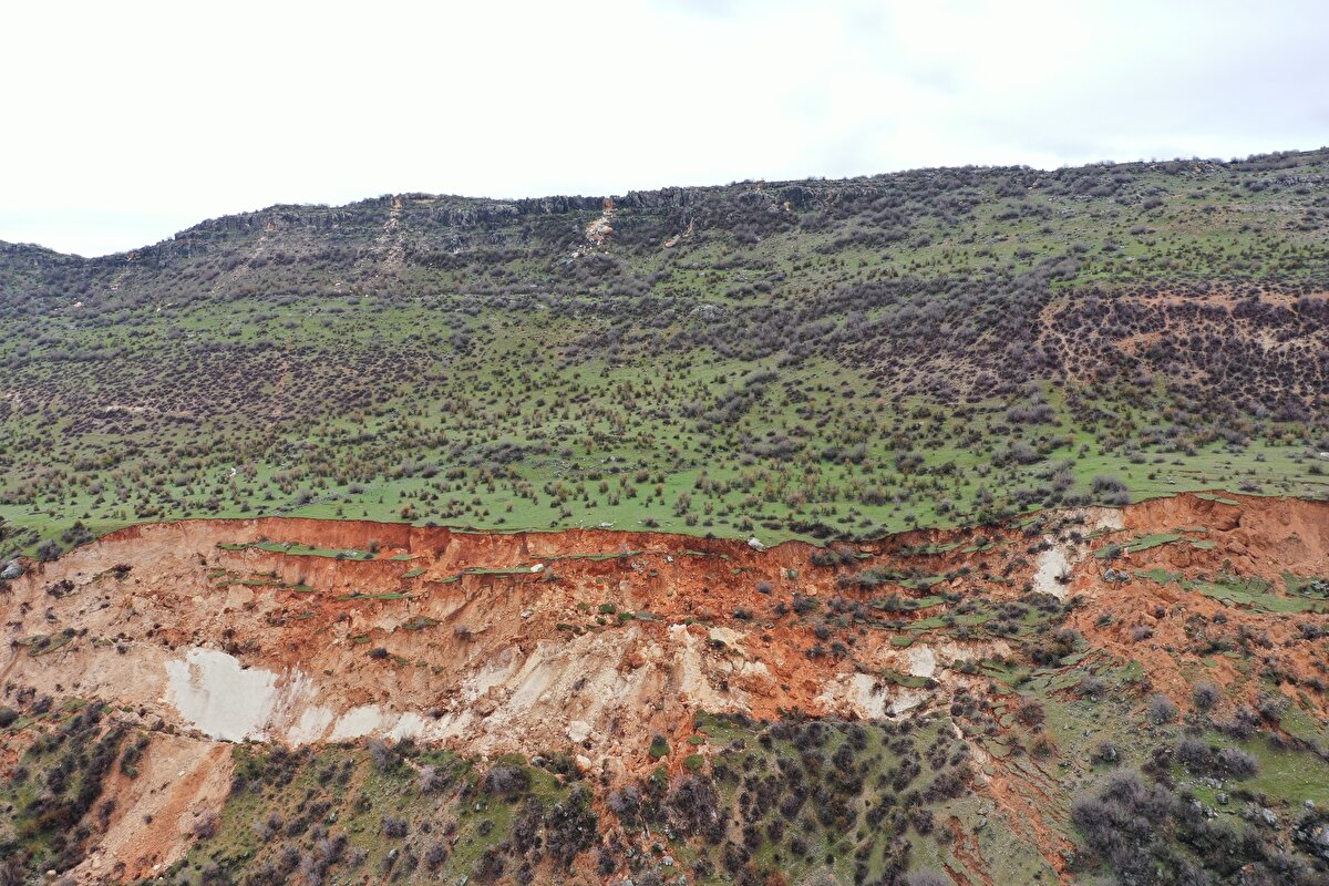 Köy sakinleri, 6 Şubat saat 04.17'de meydana gelen depremde dağdan gelen gürleme sesiyle uyandıklarını ifade etti.