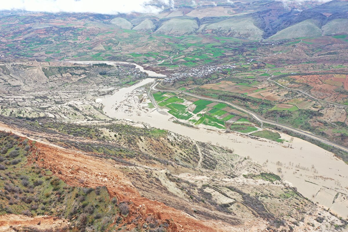 Yaylımlı köyünde yaşayan 76 yaşındaki depremzede Bayram Tunç, AA muhabirine, ilk defa böyle bir felaketle karşılaştıklarını söyledi.<br><br>Deprem şiddetinin çok fazla olduğunu ayakta durmakta bile güçlük çektiklerini ifade eden Tunç, "Büyüklerimiz böyle bir olayın yaşanmadığını söyler, anlatırlardı. Deprem anında kendimi dışarı attıktan sonra, karşıdaki dağdan bir gürültü geldi, o sırada domuzlar, geyikler oradaki hayvanların bağrışma sesi geliyordu. Köydeki köpekler de korkularından boş arazilere kaçtılar." dedi.