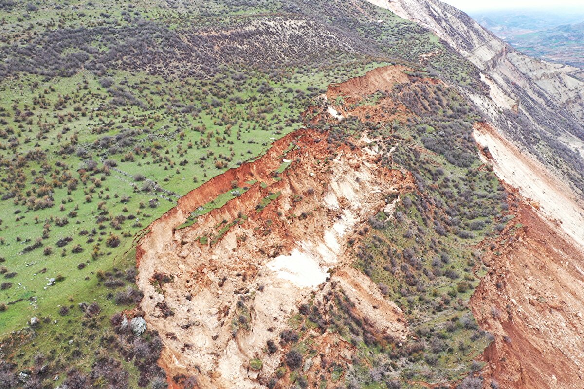 Depremden sonra dağdan zaman zaman seslerin geldiğini ve halen kaymanın devam ettiğini anlatan Tunç, "Yollarda da yarıklar oluştu, bunlar hep depremden sonra oldu. Sel öncesinde köyden gençler gitti, yarıkların oluştuğu yerlerden 'tank geçer' diyorlar. Depremden sonra sesler geliyor, dağ halen iniyor. Dağın eteklerinde de fıstık bahçeleri vardı, oralara da sel vurdu, her yere taş geldi. Bu dağın adı Çekirge, buralarda Karadağ derler, bu dağ depremden sonra beyaza dönüştü, ağardı." ifadelerini kullandı.<br>