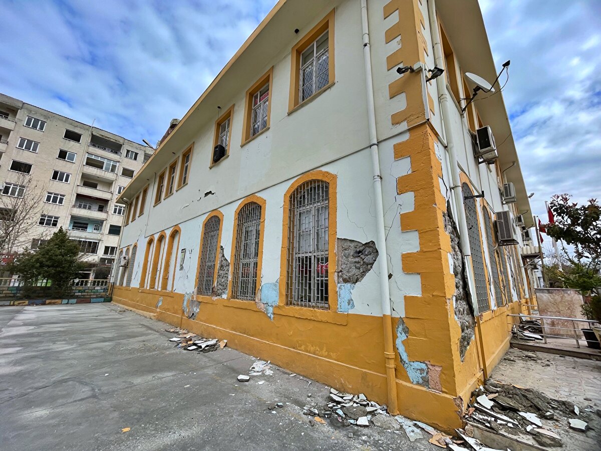 İl Milli Eğitim Müdürü Aydın Albak, AA muhabirine, Yediocak İlkokulunun kentin sembol ve en eski binalarından biri olduğunu söyledi.<br><br>Okulun, kentin geçmişi ve bugününü barındıran binalardan olduğunu dile getiren Albak, "Biz bu kimlikli binalarımızı sonuna kadar korumaya gayret edeceğiz. Burası yığma ve eski bir bina fakat o binayı da bir an önce aslına uygun bir şekilde restore edip kentin hizmetine sunmayı planlıyoruz." dedi.