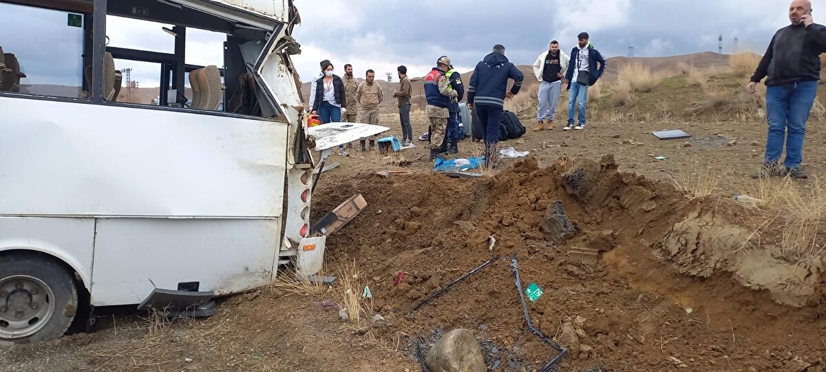 Kazada araçta bulunan 11 kişi yaralandı. Yoldan geçenlerin 112'yi aramasıyla kaza yerine çok sayıda ekip yönlendirildi.