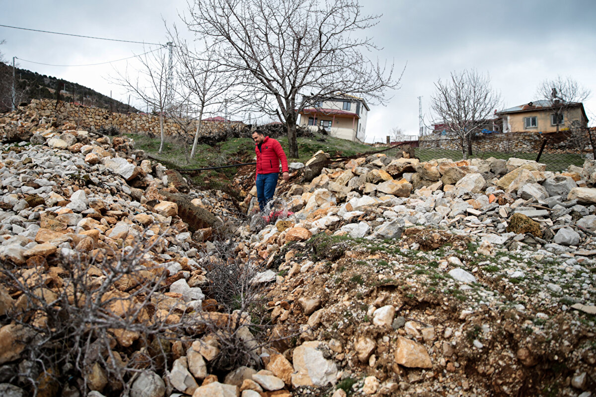 Hasan Şeker ise deprem sonrası 5 evin yoldan yaklaşık 2 metre ayrıldığını, buradaki 6 ev için yıkım kararı verildiğini, bölgede yaklaşık 40 evin daha yıkılacağını dile getirdi.<br><br>