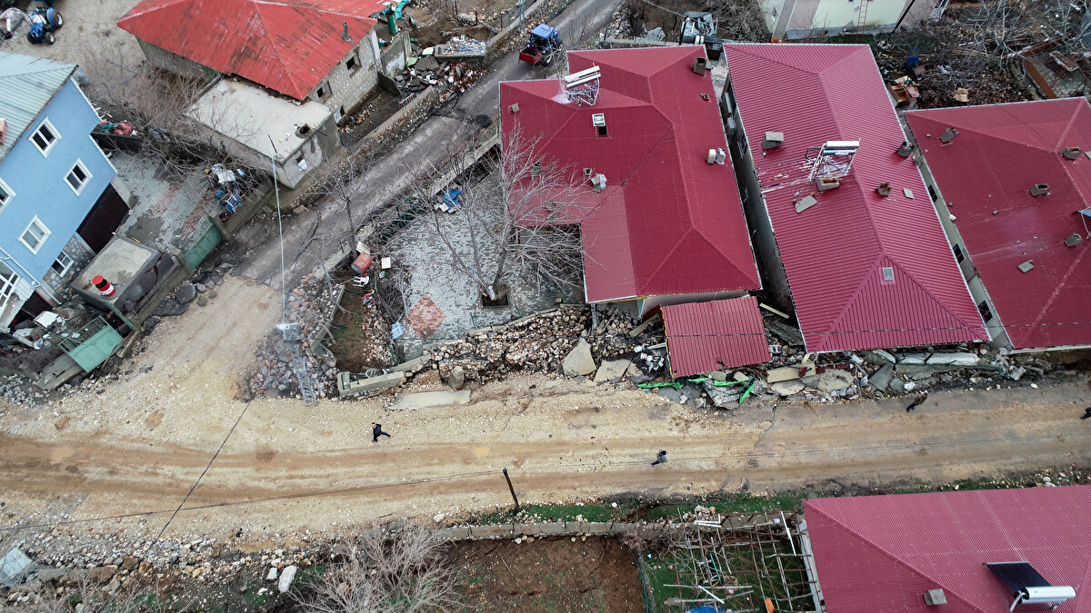 Çok sayıda evin yıkıldığı ilçede depremlerin etkileri dron ile görüntülendi.<br><br>