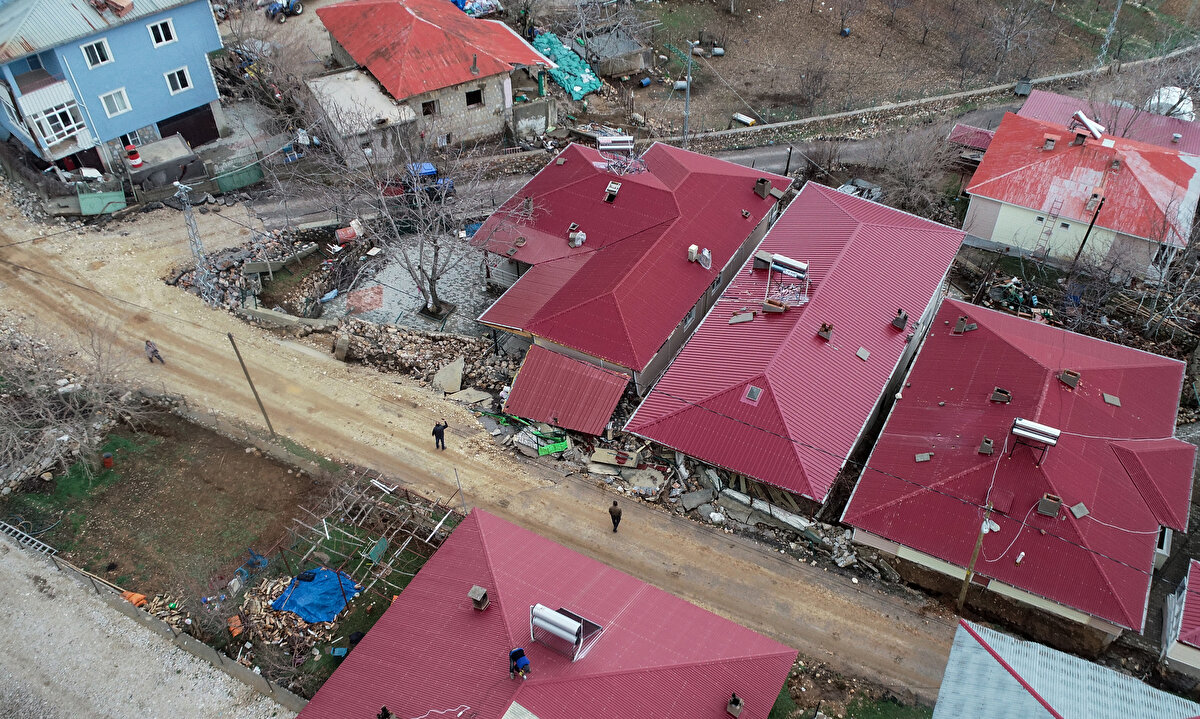 Kahramanmaraş'ın Nurhak ilçesine bağlı Barış, Gözpınar ve Değirmenkaya mahallelerinde 7,7 ve 7,6 büyüklüğündeki depremler, yüzey kırıkları, kayma ve çökmeler oluşturdu.<br><br>