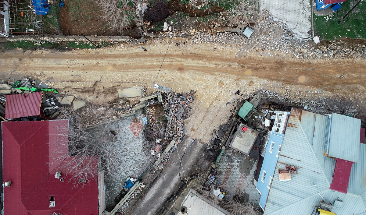 Köyün altından 3 fay hattı geçtiğini öğrendiklerini anlatan Yüksel, "Evlerle yol arasında en az 2 metre kayma oluştu. Depremle birlikte bazı yerlerde 3 metre derinlik 2 metre genişlikte çökme ve kaymalar meydana geldi." dedi.<br><br>
