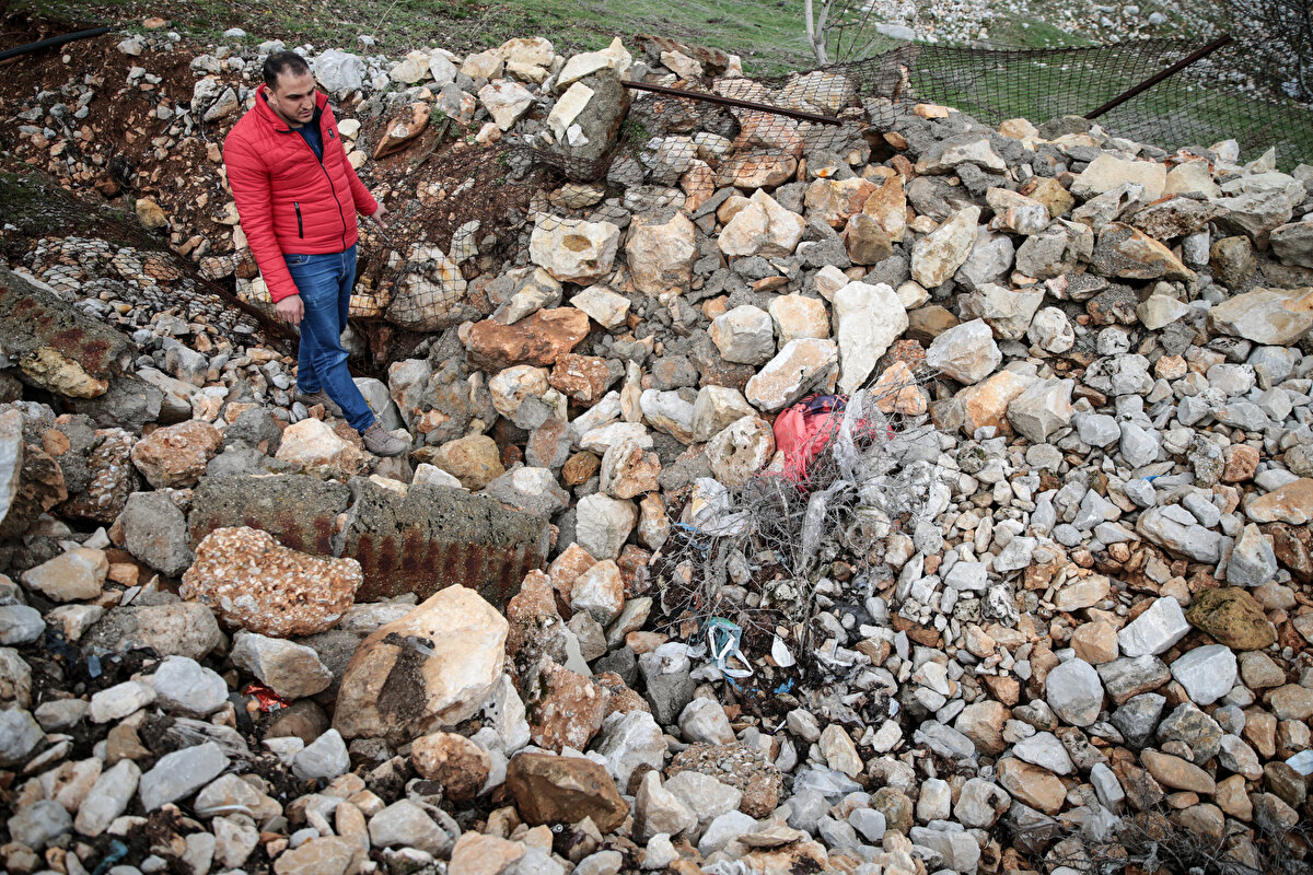 İkinci deprem gündüz yaşandığı için şanslı olduklarını belirten Şeker, "Deprem anında torunum ve eşim içerideydi, içeriye koştum. Eşime gelmesini söyledim ama sallandığı için gelemedi. Gidip salonun ortasından ikisini aldım. Sağ salim kurtulduk." dedi.<br><br>Deprem nedeniyle hayvanların da büyük korku yaşadığını anlatan Şeker, yeni doğan kuzularının anneleri besleyemediği için, eşeğinin de strese girerek yemek yemeyi kestiği için telef olduğunu ifade etti.<br><br>