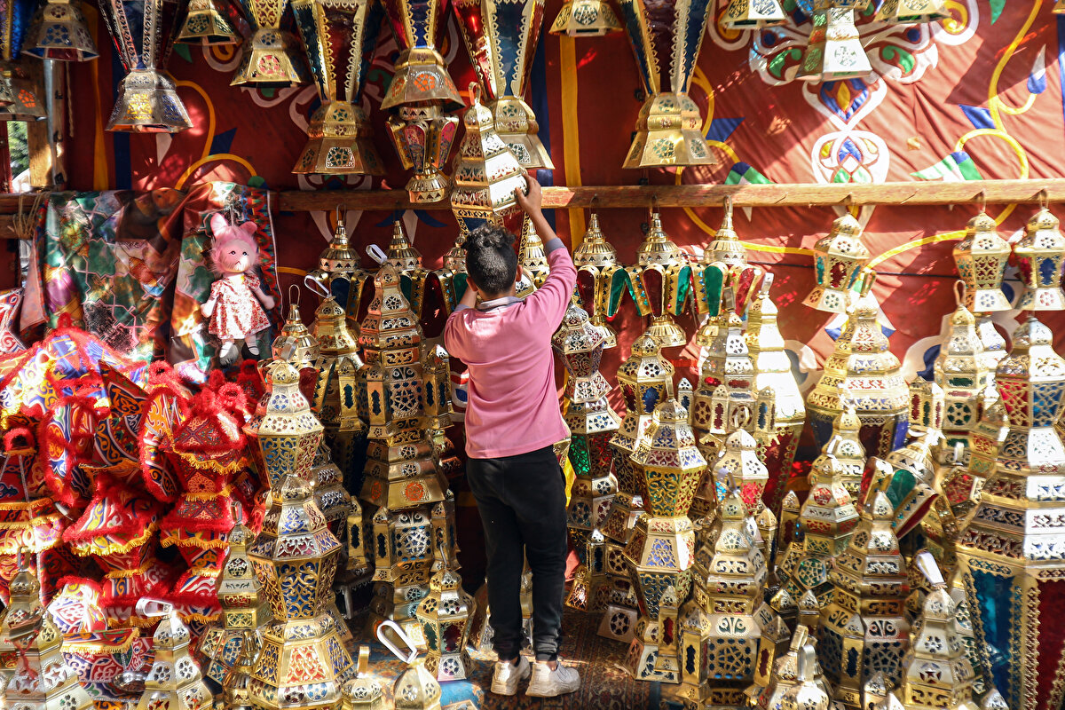 Fenerlerin ortaya çıkışı hakkında çeşitli rivayetler olsa da yaygın kabul edilen bir görüşe göre Fâtımî Halifesi Ebû Temîm el-Muiz-Lidînillâh’ın generali Cevher es-Sıkıllî, Mısır halkına Halife'nin Afrika'dan eve dönüşünü karşılamak için sokaklara çıkıp mumlar yakmalarını emrediyor.