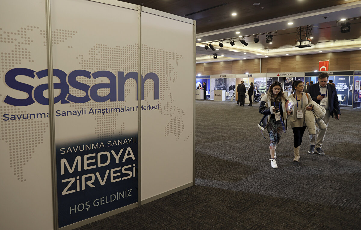 METEKSAN Uluslararası Satış, Pazarlama ve Kurumsal İtibar Direktörü Burak Akbaş da moderatörlüğünü SASAD Genel Sekreteri Ruşen Kömürcü'nün gerçekleştirdiği "Savunma Sanayi Pazarlama İletişimi" konulu panelde konuştu. Akbaş, bugünün iletişim dünyasında firmaların karlılığını ve varlığını sürdürebilmesi için kurumsal iletişimin çok kritik bir öneme sahip olduğunu söyledi. Kurumsal iletişimin son 15 yılda stratejik bir iletişim aracı olarak öne çıkmaya başladığını vurgulayan Akbaş, özellikle dijital medyanın da yaygınlaşmasıyla savunma sanayisi firmalarının kurumsal iletişime ağırlık vermeye başladığını, bu birimin şirketlerin marka değerine çok önemli katkısının olduğunun farkına vardıklarını anlattı. Akbaş, savunma sanayisindeki projelerin uzun soluklu ve bedelleri çok yüksek projeler olduğuna dikkati çekerek alıcıların en çok önem verdiği konunun "güven" olduğunu, bunu yaratabilmek adına kurumsal iletişimin çok kritik bir önem taşıdığını dile getirdi.<br><br>