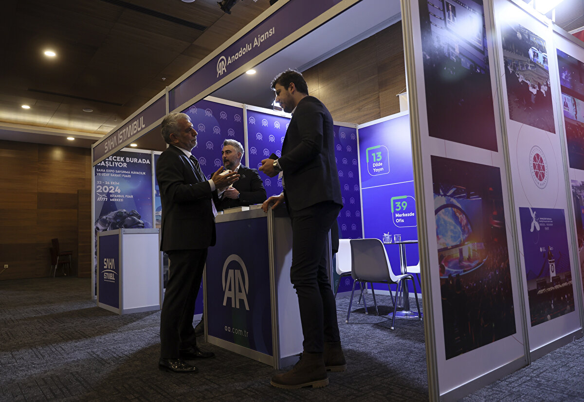 SASAM tarafından Cumhurbaşkanlığı İletişim Başkanlığı himayesinde, Cumhurbaşkanlığı Savunma Sanayii Başkanlığının destekleriyle düzenlenen Savunma Sanayii Medya Zirvesi Teknopark Ankara'da başladı.<br><br>SASAM Başkanı Volkan Öztürk, burada yaptığı konuşmada, zirvenin önemine dikkati çekerek "Zirveyi, savunma sanayisi sektörünün tarafları olan firmaları ve basını bir araya getirerek tanışmalarını ve tecrübe paylaşımını sağlamak için hayata geçirdik." dedi.