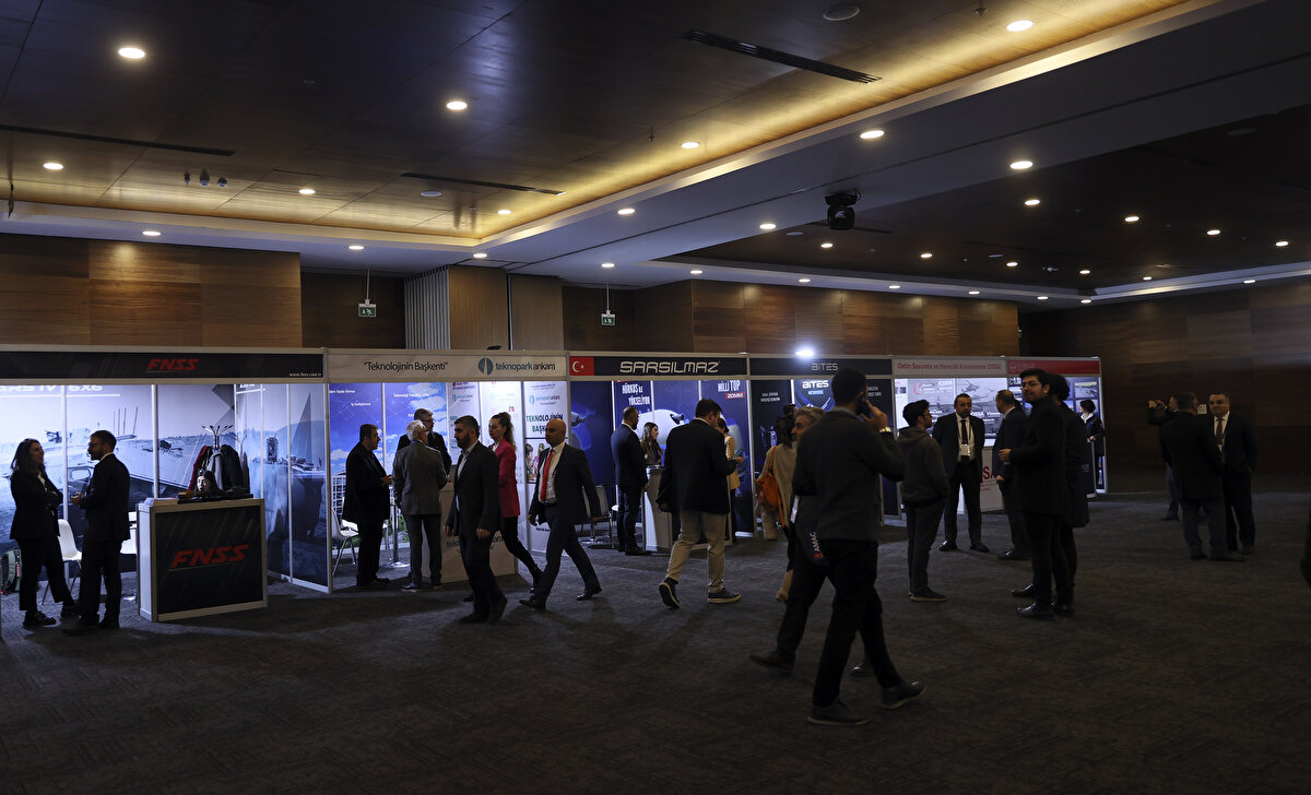 Gültekin, savunma sanayisinde geliştirilen her proje ve üretilen her ürünün ulusal medya yoluyla paylaşılmasının güçlerine güç kattığına işaret ederek şu değerlendirmede bulundu:<br><br>"Bu sayede milletimizin desteğini arkamızda her zaman hissediyoruz. Tabii burada öncelikli husus savunma sanayisi alanında faaliyet gösteren firmalarımızın sektör ve ulusal medyayla temas halinde olmasıdır. Bilgi akışı ne kadar hızlı olursa haber olma niteliği o denli artacaktır. Bilgi kirliliğinin bu denli yoğun yaşandığı bu dönemde doğru haberler yayınlayarak savunma sanayisi sektörünün itibarını koruyan medya organlarımız stratejik öneme sahiptir. Savunma sanayisi sektörü, doğası gereği hassas bilgiler içeren bir alandır, yanlış haberler veya eksik bilgiler, ciddi sonuçlara neden olabilir. Bu nedenle medya bu alanda doğru bilgiyi, uygun içeriklerle aktarmalıdır. Bu, ulusal güvenlik ve sektörün itibarı için oldukça önemlidir. Medya, ihracat için de başlı başına bir lokomotiftir. Uluslararası medya, savunma sanayisi sektörü hakkında yapılan araştırmaları ve yenilikleri yayınlayarak, ihracata doğrudan katkı sağlamaktadır. Bu, savunma sanayisi sektörünün yenilikçi ve rekabetçi kalmasına yardımcı olmaktadır."