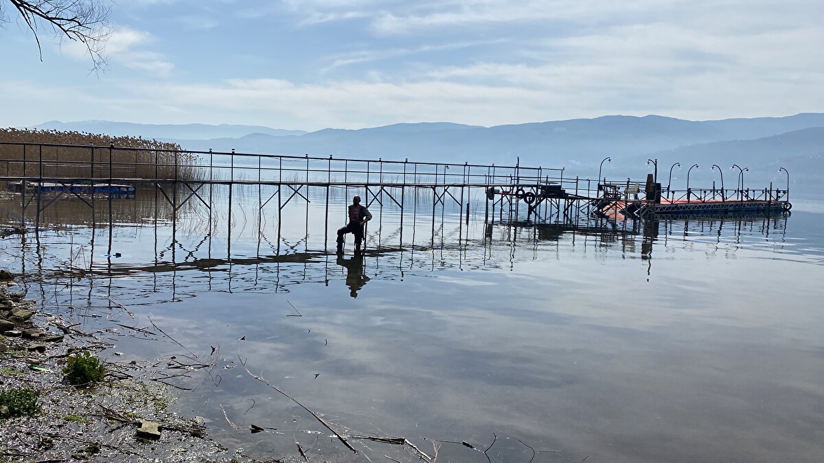 Kar ve yağmur yağışlarının ardından Sapanca Gölü kıyısındaki kurak alanlar, yeniden suya kavuştu.<br>