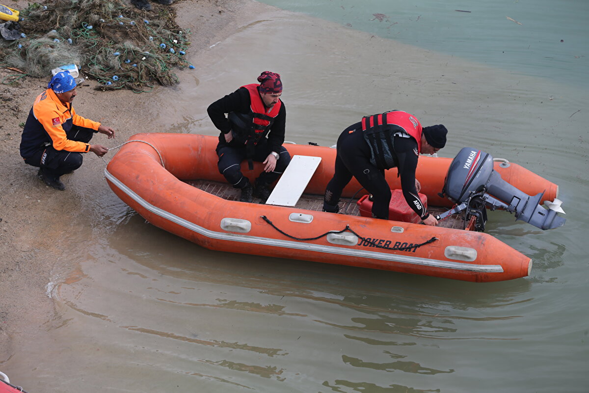 Adıyaman'da 15 Mart'ta şiddetli sağanak sonrası yaşanan selden etkilenen Tut ilçesindeki Havutlu köyü yakınlardan geçen kanalda yürütülen arama çalışması sırasında bir çocuk cesedine ulaşıldı.<br><br>
