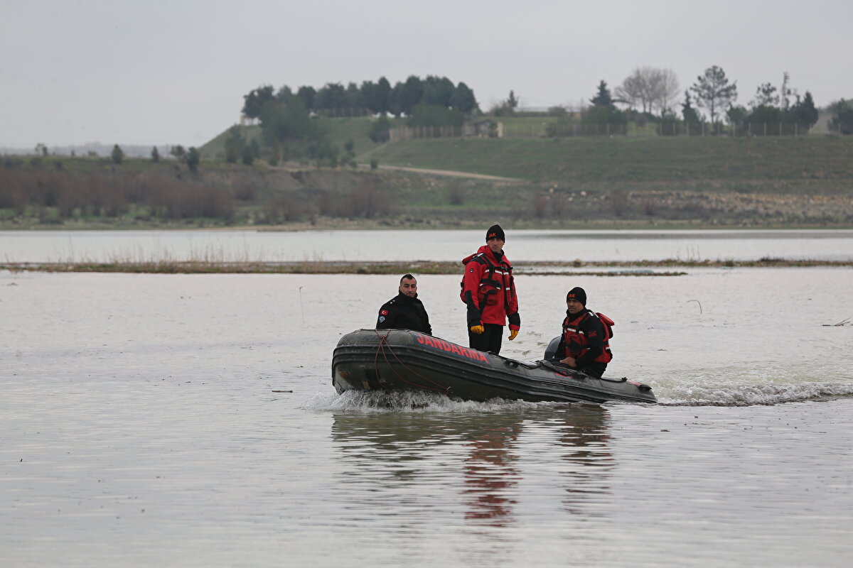 Bölgede başka kayıp ihbarı olmadığını, dolayısıyla çalışmaların tamamlandığını belirten Özkan, şunları kaydetti:<br><br>"Bölgede kayıp olarak bize ulaşan başkaca bir ihbarın olmaması ve tüm sektörlerin tek tek aranmış olması sebebiyle arama kurtarma çalışmalarımız tamamlandı. Bundan sonra dere yatakları içerisinde iyileştirme çalışmaları ise devam edecektir. Hayatını kaybeden insanlarımıza rahmet ve ailelerine başsağlığı dileklerimi iletiyorum. Rabbim ailelerine sabırlar versin. Ayrıca böylesine zorlu bir alanda tüm olumsuz hava koşullarına rağmen gayretle çalışan, emek veren çalışma arkadaşlarımıza teşekkür ediyorum. Allah rahmet eylesin ve bir daha böyle acı olayları göstermesin."