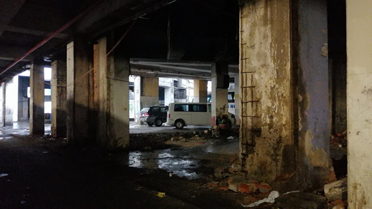 "Yeni yönetmeliğe göre tekrar takviye edilmesi lazım"<br><br>Eski yapılarda birleşim noktalarına da dikkat ettiklerinin altını çizen Altan, "Kolon, kiriş ve bunların taşıyıcı elemanlarının birleşim noktalarındaki etriye sıklığının '2018 Türkiye Deprem Bina Yönetmeliği'ne uygun olmadığı görülmektedir. Bu yönetmeliğe uygun hale getirilmesi lazım. Yani yeni bir çalışma yapılırsa buraların elden geçip yeni yönetmeliğe göre tekrar takviye edilip, güçlendirilerek kullanışlı hale gelmesi lazım." ifadelerini kullandı.